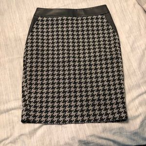 Houndstooth pencil skirt worn 1x